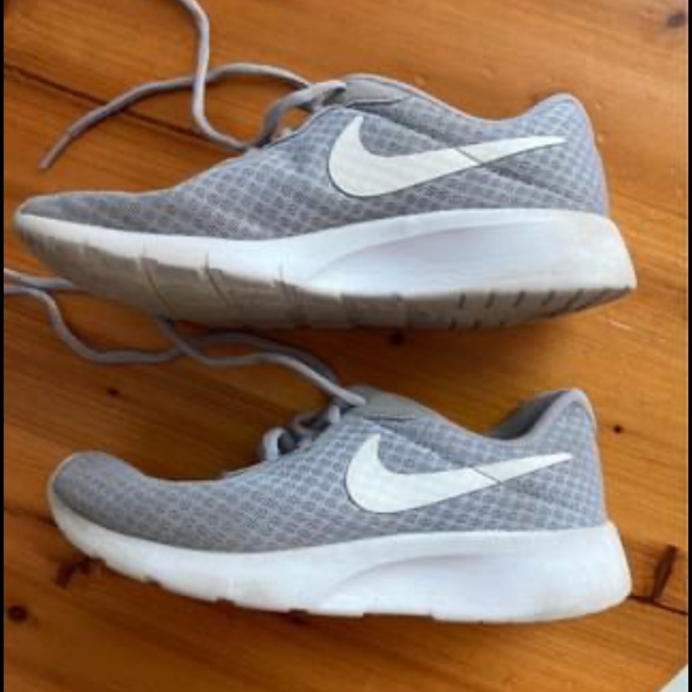 girls nikes size 3